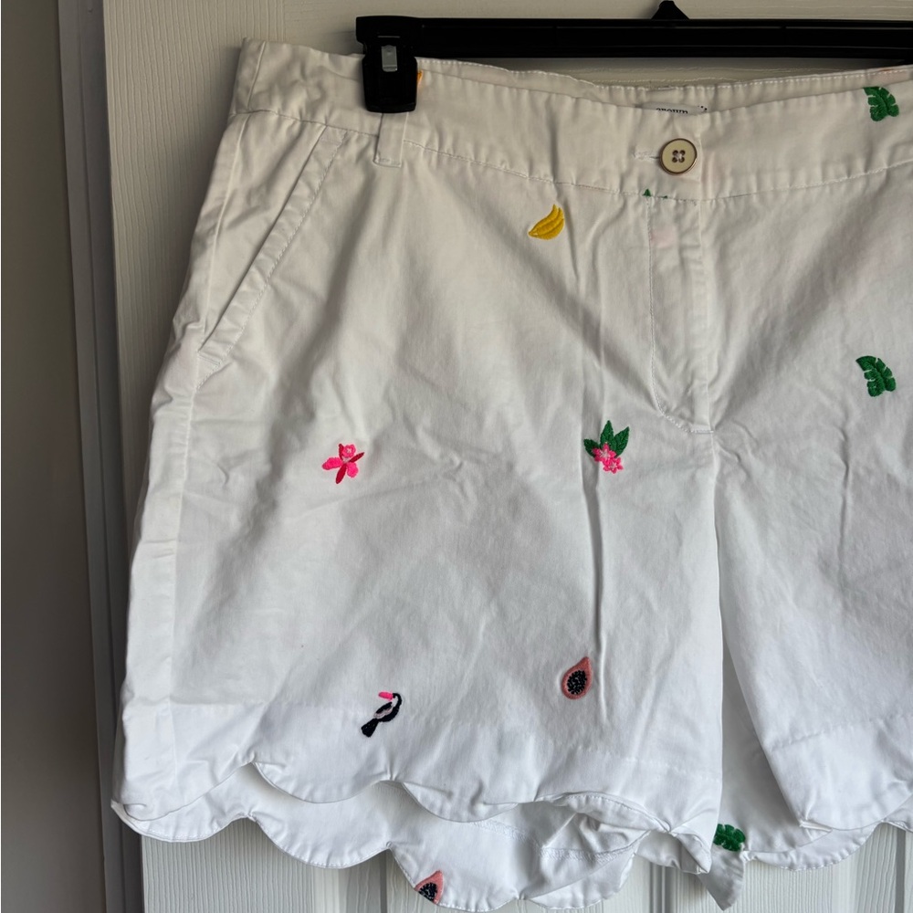 crown & ivy Shelby Style White Embroidered fruit Scallop-Hem Shorts - Picture 2 of 6